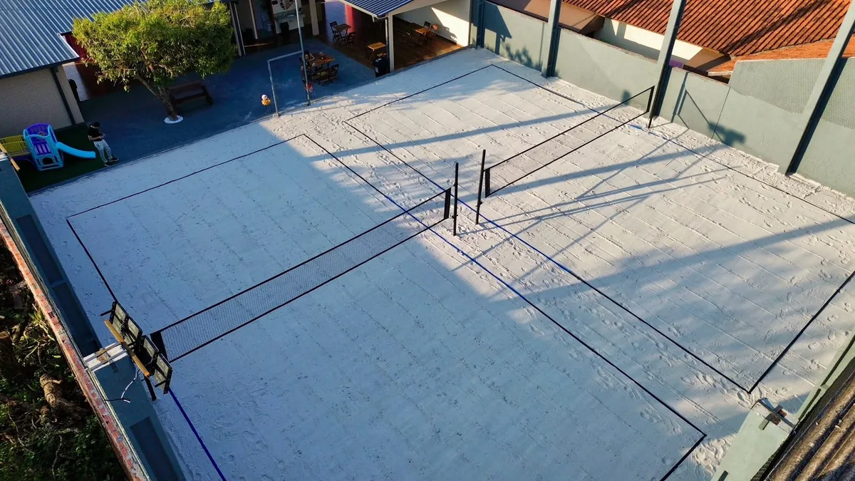 Vista aerea das duas quadras de areia da arena, com as redes montadas